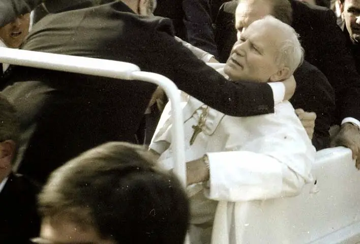 Em 13 de Maio de 1981, o Papa João Paulo II sofreu uma tentativa de assassinato, numa quarta-feira igual a esta, em plena Praça de São Pedro, no Vaticano.