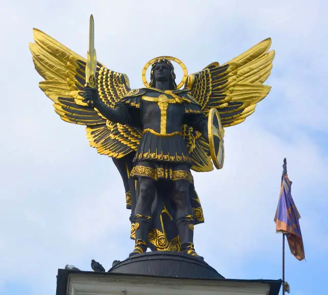 Estátua de bronze banhada a ouro do Arcanjo Miguel Padroeiro de Kiev na Praça da Independência.