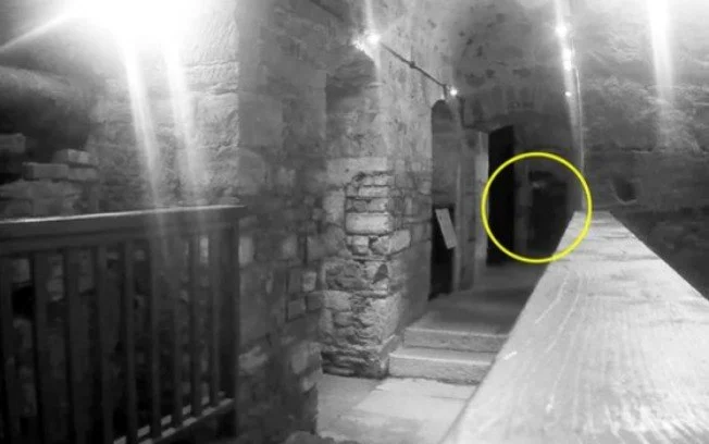 Caça-fantasma acredita ter filmado espírito do último preso a morrer enforcado na prisão Bodmin, no Reino Unido.