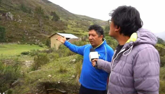 Entusiasta de OVNIs Manuel Llanos explicando a história dos gentios a um jornalista