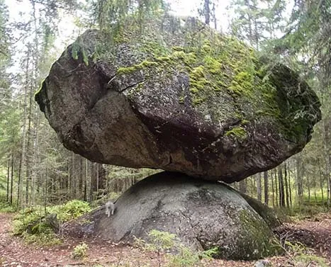 Kummakivi, a misteriosa rocha equilibrada