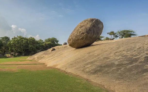 Rocha gigante provoca a lei da gravidade na Índia