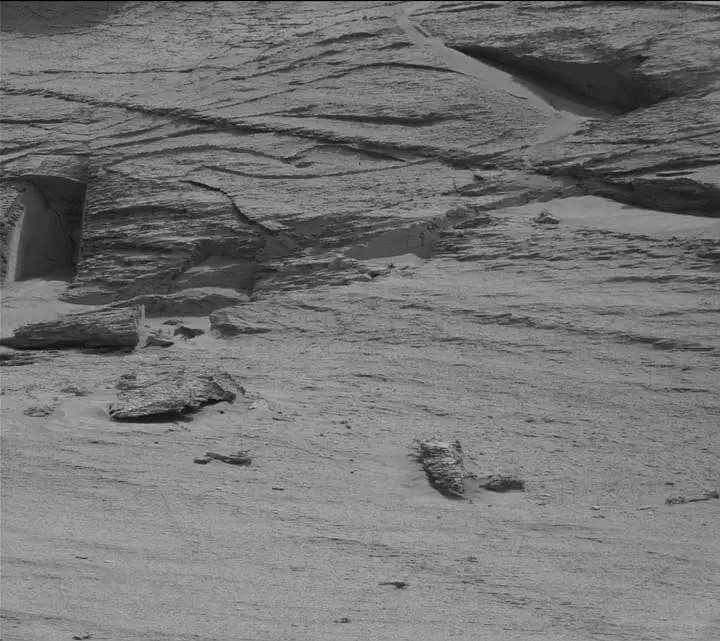 A primeira foi tirada pela Mastcam do rover Curiosity no Sol 3466 (2022-07-05)