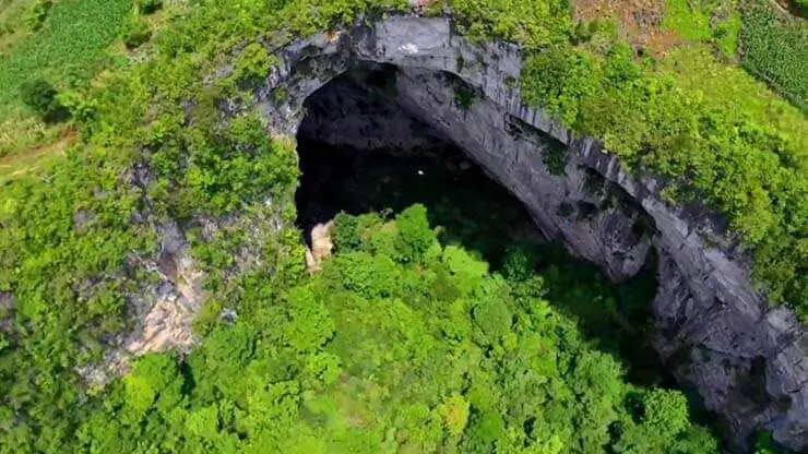 As três entradas de cavernas no abismo, que tem 306 metros de comprimento e 150 metros de largura.