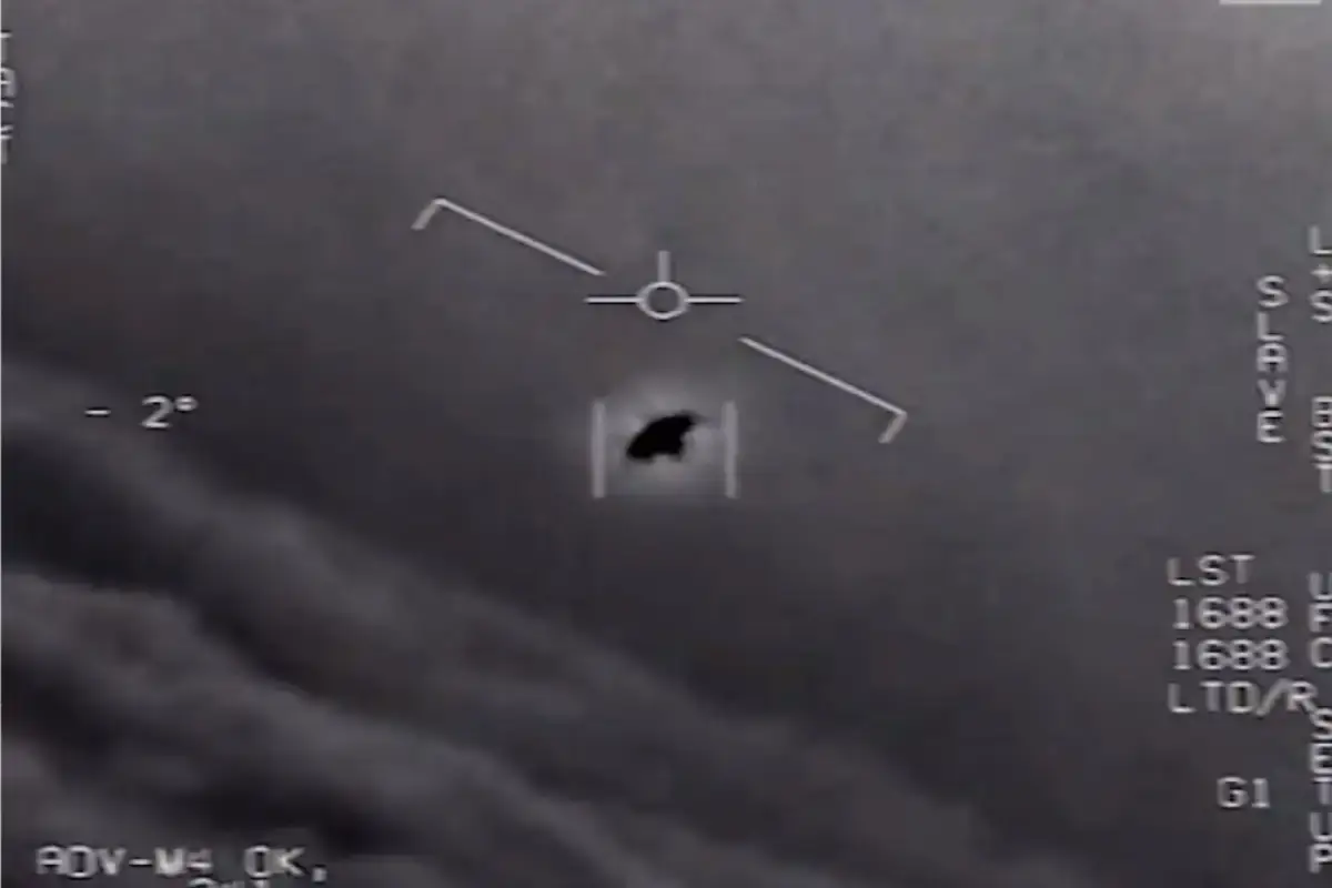 Vídeos divulgados pelo Pentágono mostram objetos voadores não identificados.