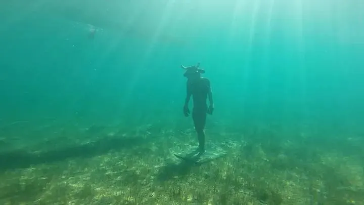 Eles encontram um misterioso minotauro submerso em um lago em Neuquén, na Patagônia Argentina