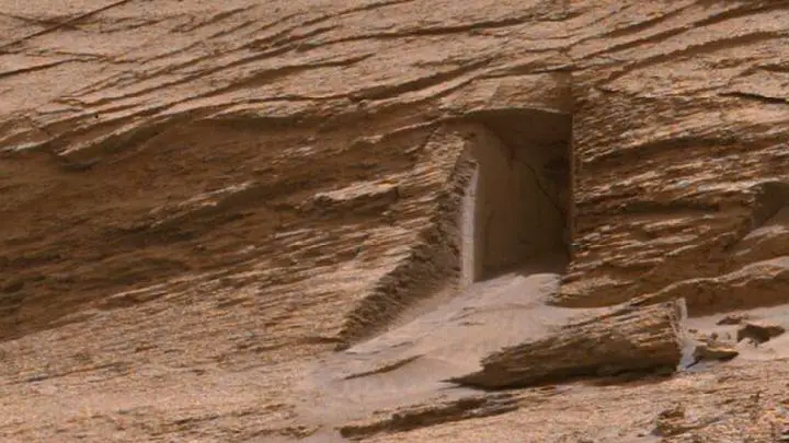 Esta é uma porta em Marte ou é apenas uma ilusão?