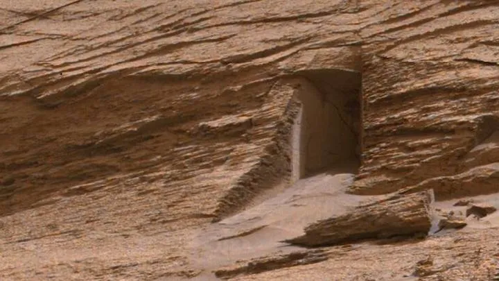 Esta é uma porta em Marte ou é apenas uma ilusão?