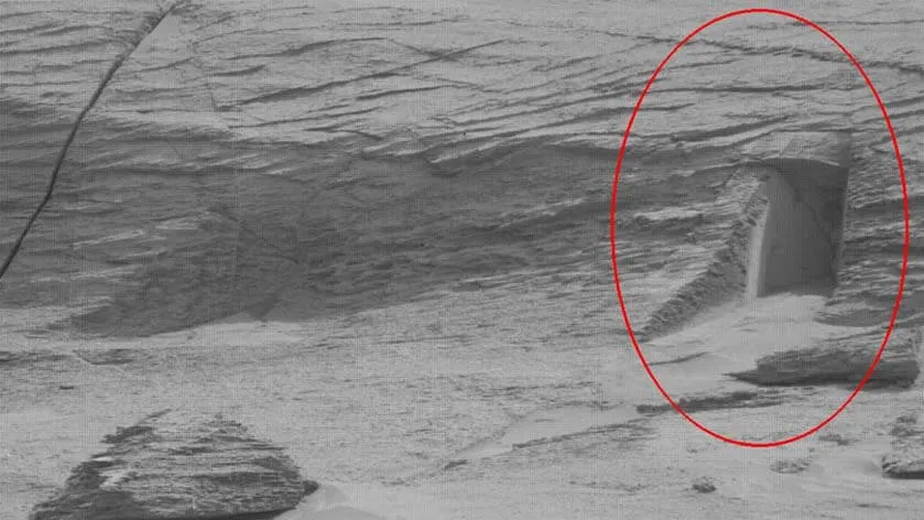 Nova imagem do Rover Curiosity em marte mostra o que parece ser uma porta