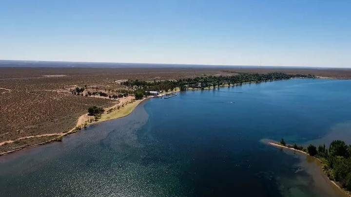 O Lago Mari Menuco forma-se com o Lago Los Barreales, um complexo de lagos artificiais que oferece um cenário ideal para atividades aquáticas.