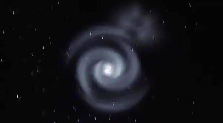 A espiral iluminou o céu sobre Nelson, uma cidade na ponta da Ilha Sul da Nova Zelândia.