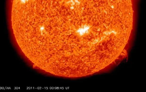 A mancha instável na superfície solar está voltada diretamente para a Terra , então, se estourar, pode lançar explosões solares em nossa direção.
