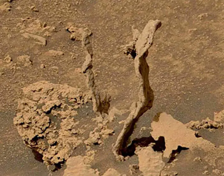 Imagem d rover Curiosity da NASA dos supostos restos de uma torre em Marte.