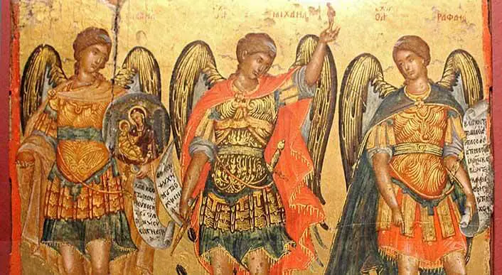 Os três arcanjos: Miguel, Gabriel e Rafael.