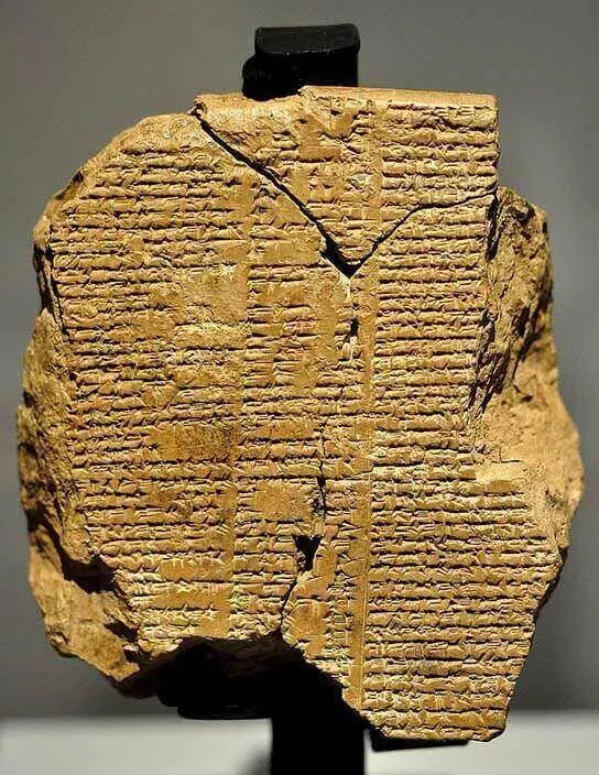 Tabuleta V da Epopeia de Gilgamesh, datada do antigo período babilônico, 2003-1595 a.C. Museu Sulaymaniyah, Iraque.