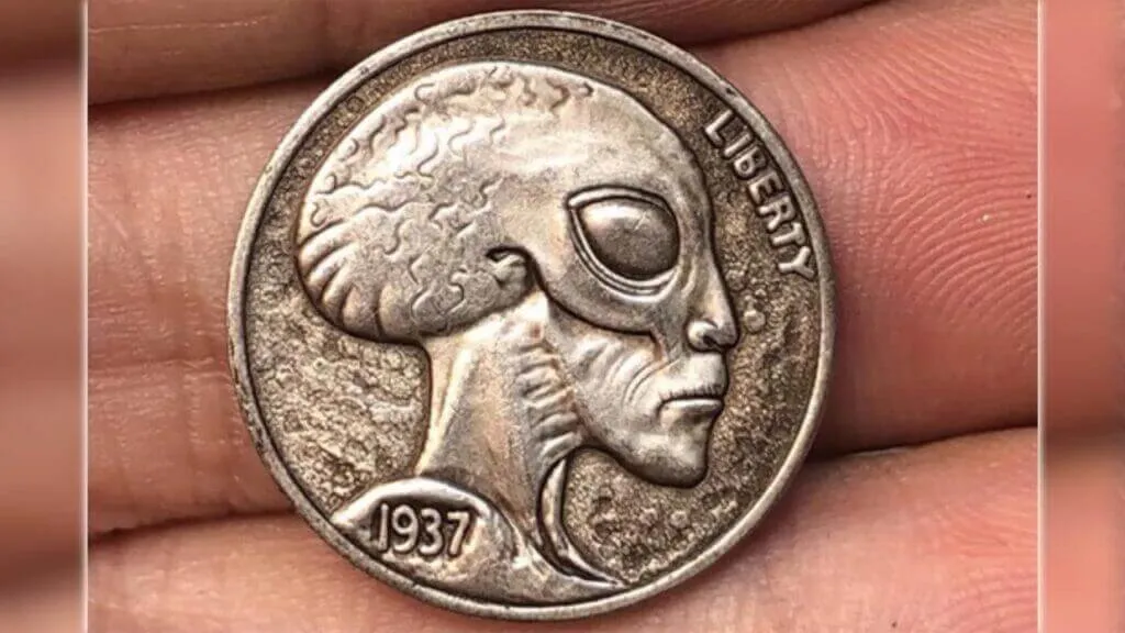 Um homem encontra uma antiga moeda alienígena nos Estados Unidos