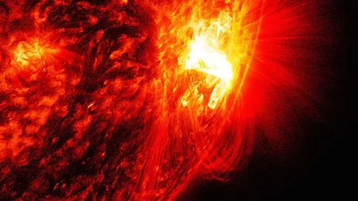 Uma perigosa mancha solar gigante dobrou de tamanho em 24 horas e está apontando para a Terra