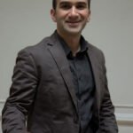 Alexander Ako Khajetoorians é professor titular e chefe do departamento de SPM, no Instituto de Moléculas e Materiais, desde o outono de 2014.