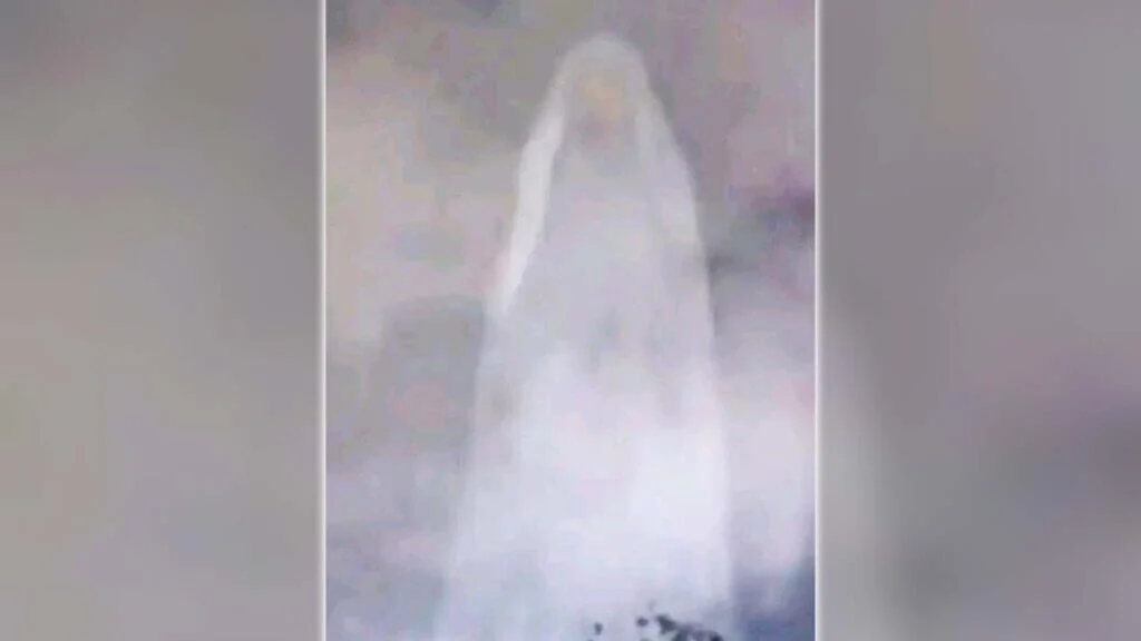 Centenas de pessoas assistem à aparição da Virgem Maria sobre uma igreja na Nigéria