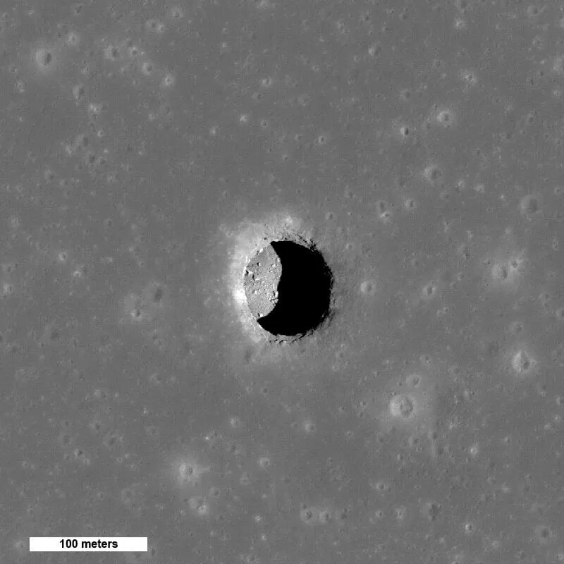 Esta é uma vista espetacular da cratera do poço Mare Tranquillitatis, com o Sol acima, revelando rochas em um piso liso. Esta imagem de câmera de ângulo estreito LRO tem 400 metros de largura, o norte está para cima.