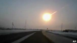 O meteoro explodiu e se desintegrou dramaticamente na cidade russa de Chelyabinsk.