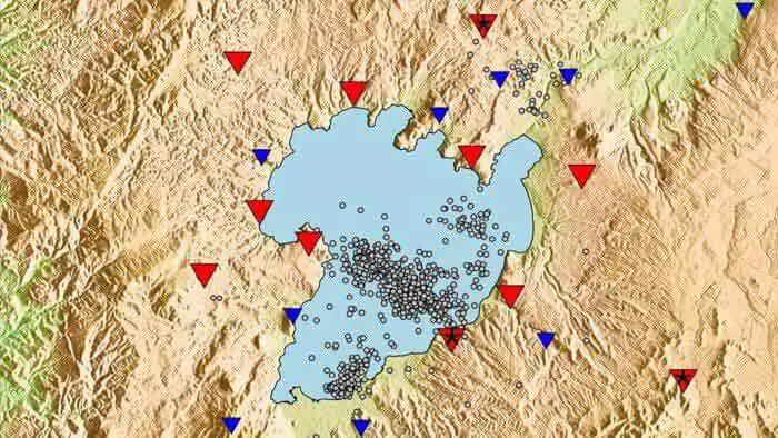 Os cientistas observaram um enxame de terremotos em 2019, mostrados aqui como pontos cinzas, juntamente com triângulos representando sensores sísmicos, que ajudaram a identificar um reservatório de magma oculto.