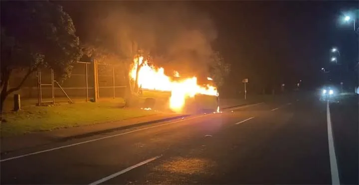 Um vídeo bizarro da Nova Zelândia mostra o momento em que um ônibus em chamas inexplicavelmente atravessa uma estrada