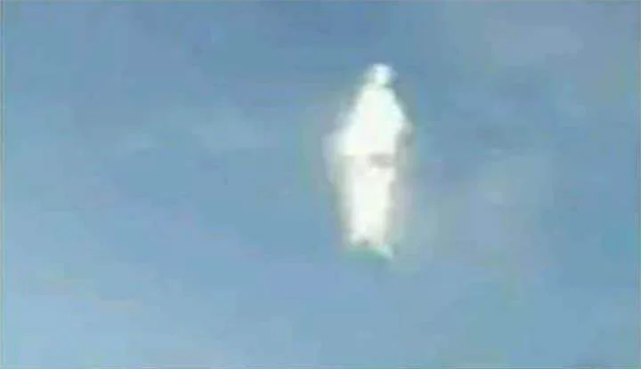 Várias fotos do que ele afirma ser a Virgem Maria, embora tenha admitido que o relâmpago ao redor dela era muito brilhante para uma imagem nítida