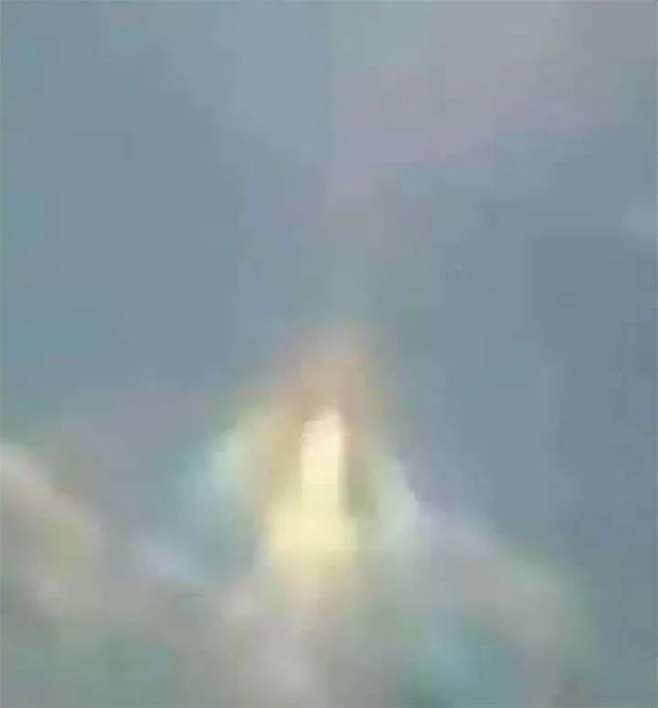 Virgem Maria emergindo