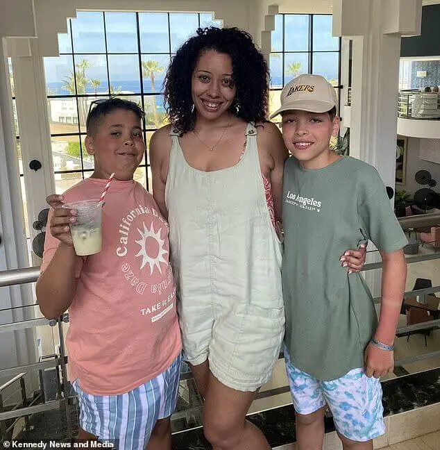 Ayesha Wilson-Bent (centro), 36, estava em casa no dia 26 de julho quando seu filho Gabriel Ashmore (esquerda), 14, lhe enviou uma foto de seu irmão de 12 anos, Kristian Ashmore (direita).