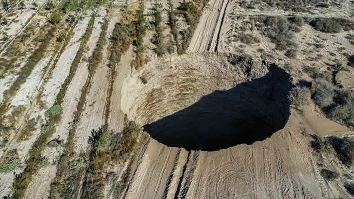 Buraco enorme aparece de repente perto de uma pequena cidade no deserto de Atacama