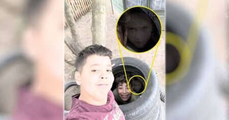 Foto aterrorizante de um menino ao lado do rosto de uma garota fantasma