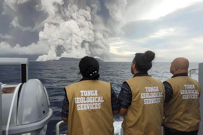 Funcionários dos Serviços Geológicos de Tonga fazendo observações do vulcão Hunga Tonga–Hunga Ha'apai.