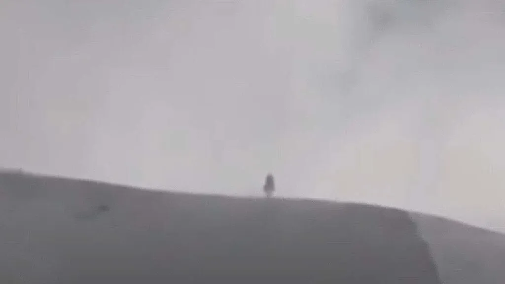 Um canadense filmou o que parece ser um humanoide gigante em uma montanha no Canadá