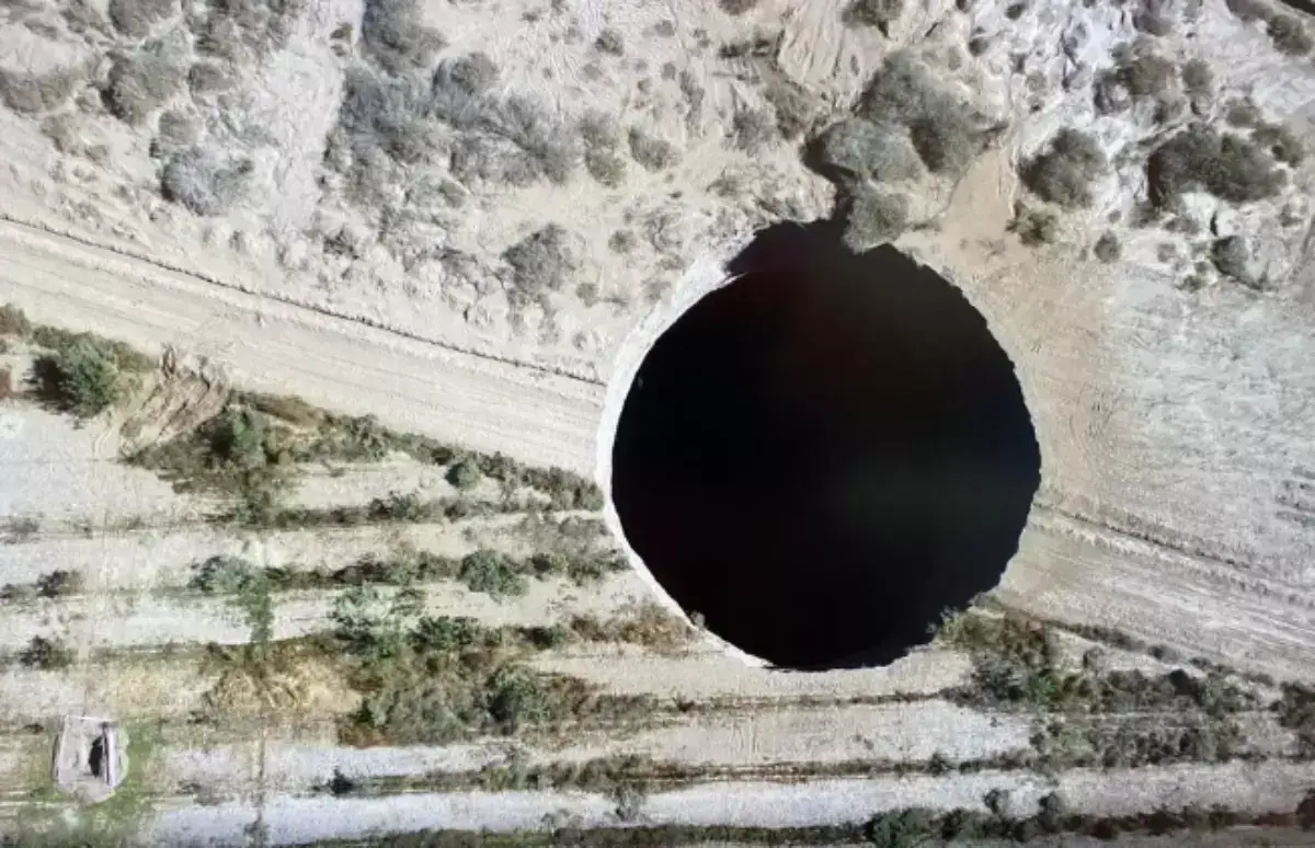 O buraco tem 25 metros de diâmetro e 200 metros de profundidade.