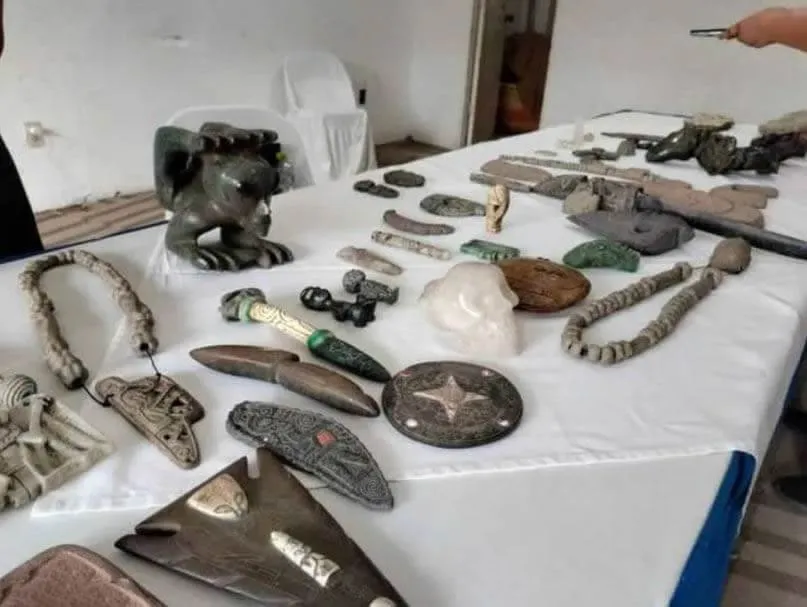 Uma série de artefatos encontrados em uma caverna no México.
