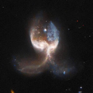 As “asas de anjo” observadas pelo telescópio Hubble após uma violenta colisão de galáxias