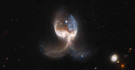 As “asas de anjo” observadas pelo telescópio Hubble após uma violenta colisão de galáxias