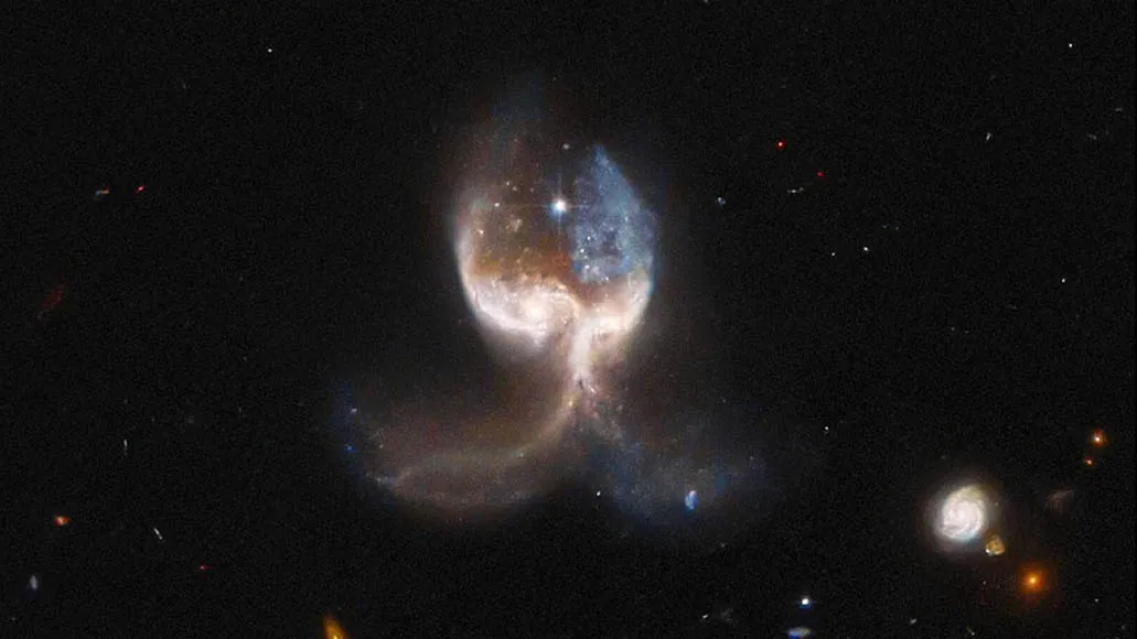 As “asas de anjo” observadas pelo telescópio Hubble após uma violenta colisão de galáxias