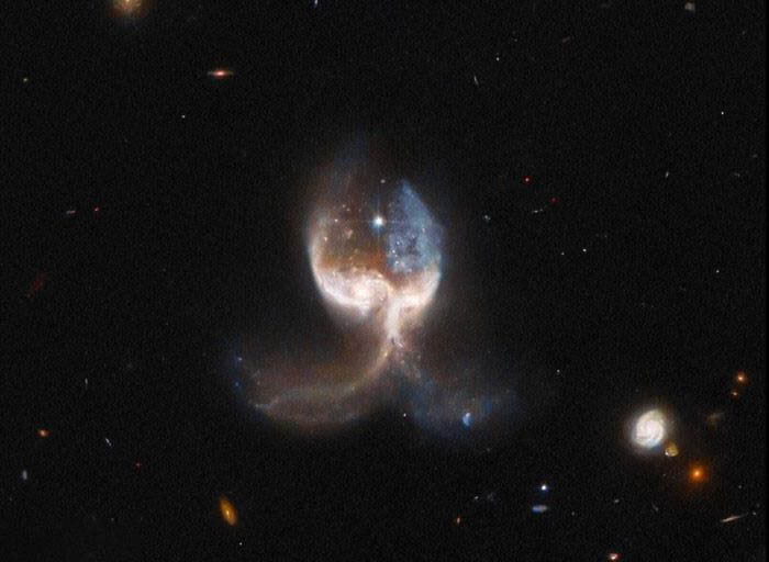 As asas de anjo se formam e são observadas pelo telescópio Hubble após uma violenta colisão de galáxias
