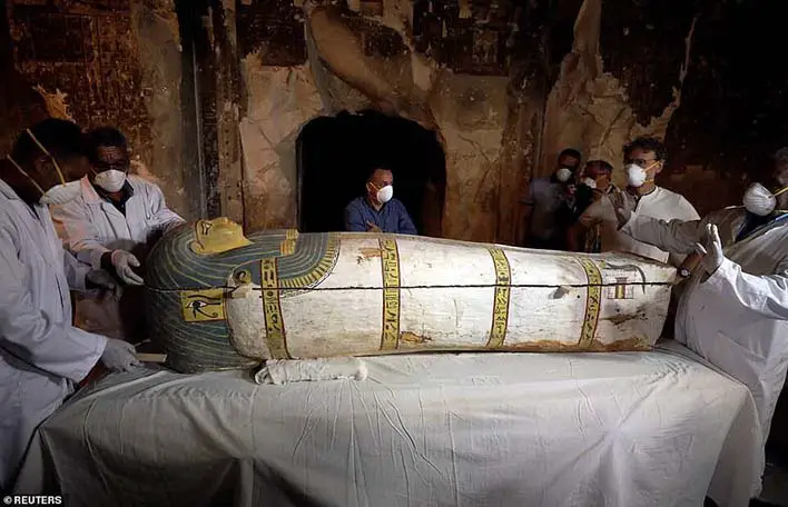 El-Enany descreveu o sarcófago intacto recém-descoberto dentro da tumba como magnífico. É esculpida em madeira com olhos embutidos com folhas douradas.