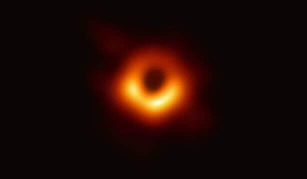 Esta imagem do buraco negro no centro da galáxia M87 é a primeira fotografia de um buraco negro
