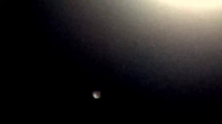 Imagem de um grande objeto que passou próximo ao sol.(muitos acreditam que seja o planeta Nibiru)