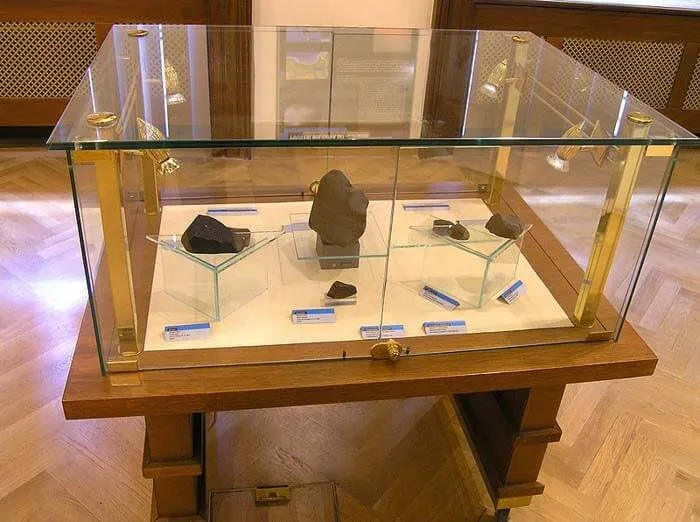 Restos do meteorito Příbram que em 1959 foi recuperado na Tchecoslováquia. Alguns estudiosos sugerem que podem ser restos do Faetonte desaparecido.