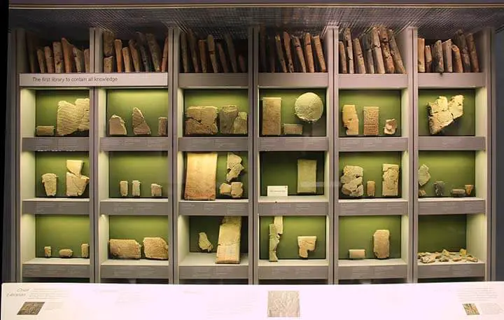 A Biblioteca de Nínive, também conhecida como Biblioteca de Assurbanípal, é uma coleção de milhares de placas em argila contendo textos em escrita cuneiforme sobre vários assuntos.