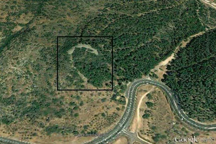 A cerca de 13 quilômetros a noroeste do Mar da Galiléia, foi identificada recentemente uma construção em forma de crescente que foi construída há aproximadamente 5.000 anos (Google Earth).