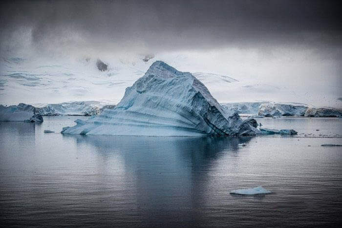 A misteriosa Antártica, cenário de estruturas de possível origem artificial de um passado remoto e glorioso, hoje escondida sob o gelo.