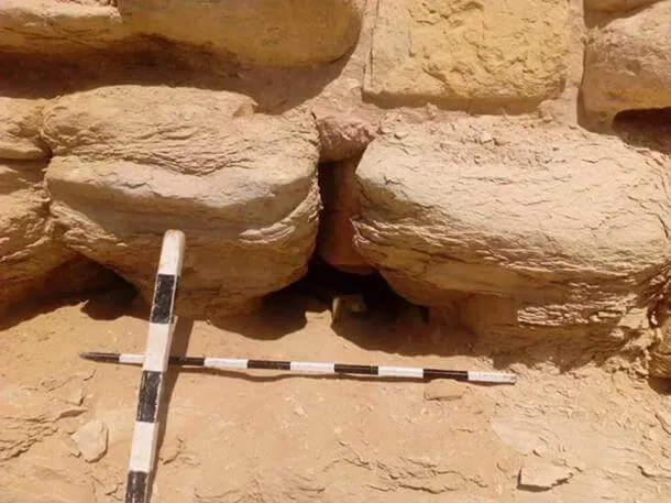 A estatua estava escondido na alvenaria da pirâmide de Djoser.