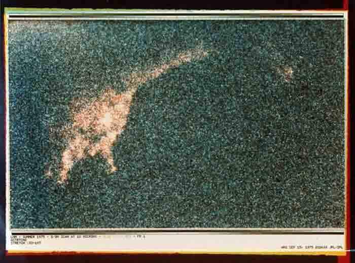 Esta fotografia de 1975 do Lago Ness de Charles W. Wyckoff '41 foi aprimorada por computador no Jet Propulsion Lab para definir melhor os contornos dos objetos.