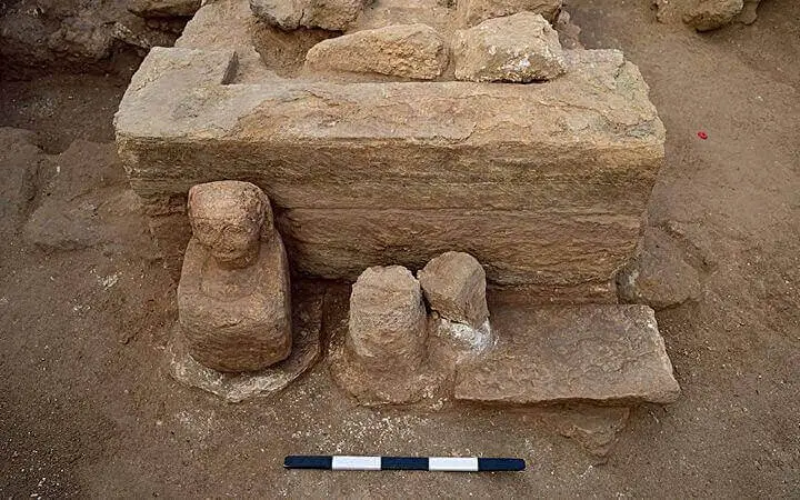Estátua cúbica encontrada no templo.